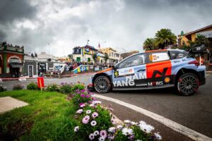 Solbergs bil i en kurva