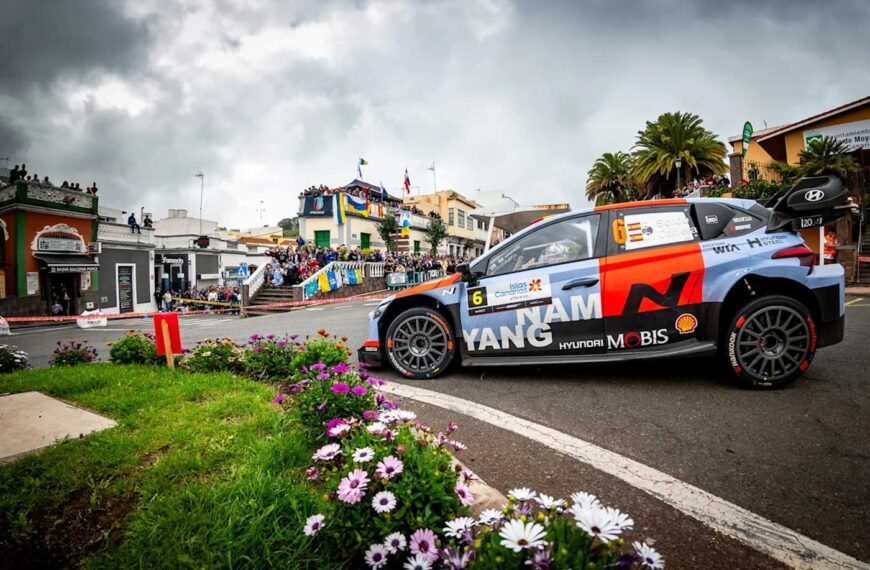 Solbergs bil i en kurva