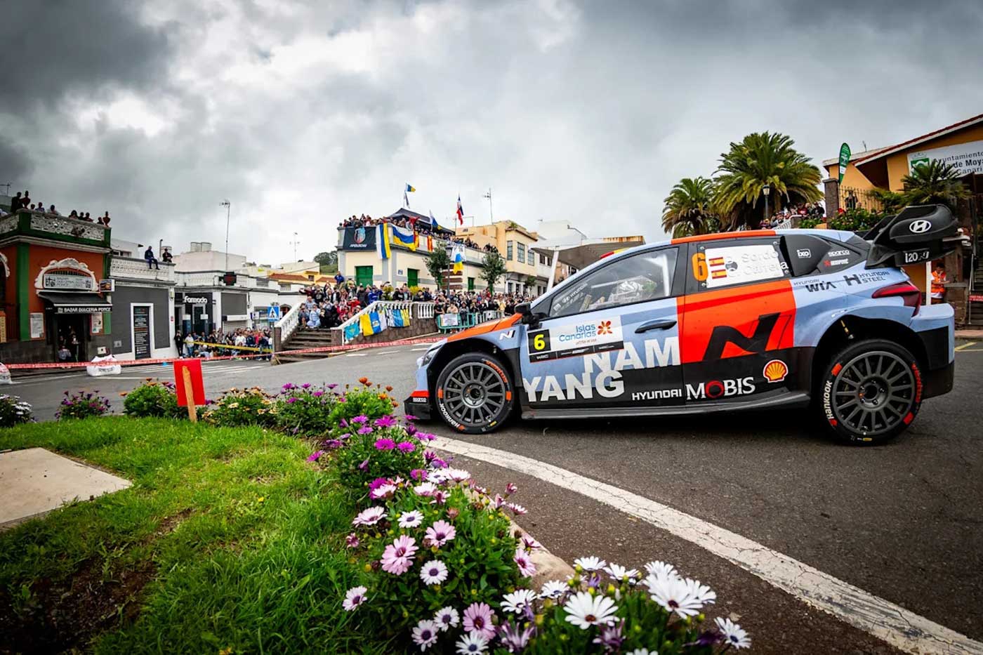 Solbergs bil i en kurva