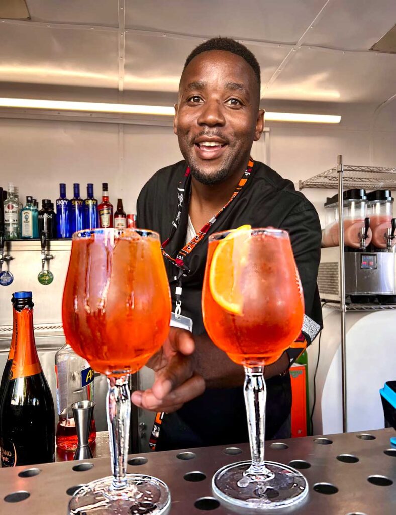Bbartennder serverar 2 spritz drinkar