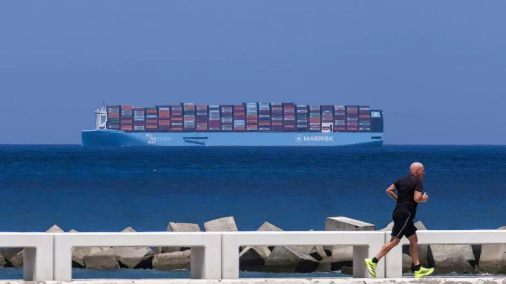 Maersk Barcelona ankommer hamnan i Las Palmas