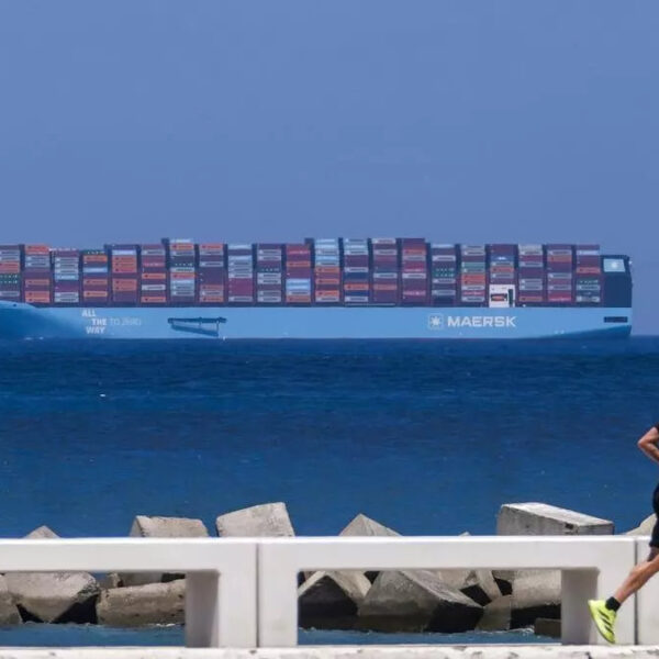 Maersk Barcelona ankommer hamnan i Las Palmas
