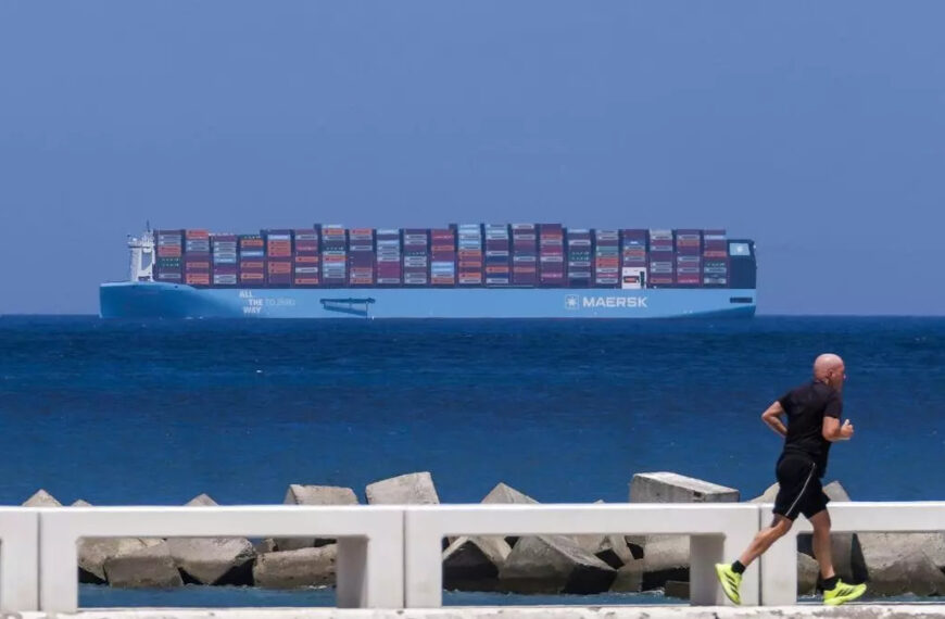 Maersk Barcelona ankommer hamnan i Las Palmas