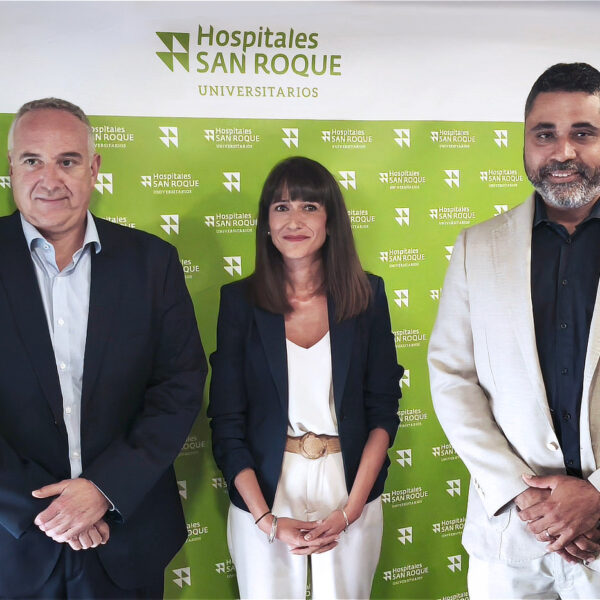 Från vänster: Sebastián Sansó, generaldirektör för Hospitales Universitarios San Roque, läkaren Edwin Pantaleón och Alba Iglesias från Zimmer Biomet.