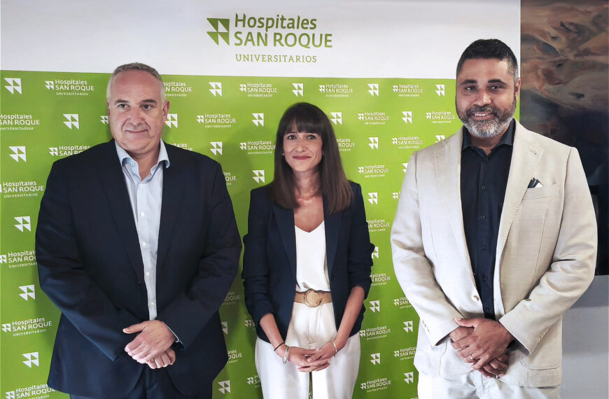 Från vänster: Sebastián Sansó, generaldirektör för Hospitales Universitarios San Roque, läkaren Edwin Pantaleón och Alba Iglesias från Zimmer Biomet.