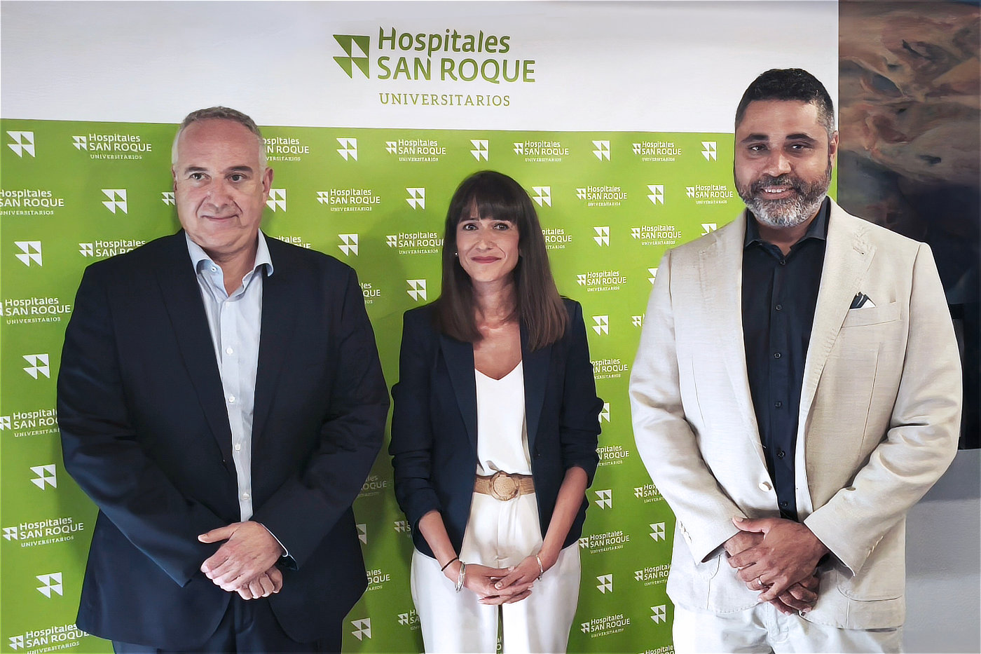 Från vänster: Sebastián Sansó, generaldirektör för Hospitales Universitarios San Roque, läkaren Edwin Pantaleón och Alba Iglesias från Zimmer Biomet.